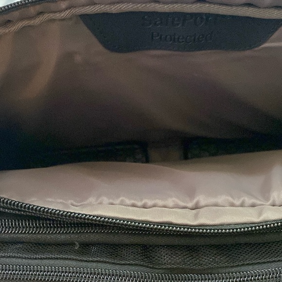 Targus Corporate Traveler Laptop Bag in Black - Picture 6 of 16